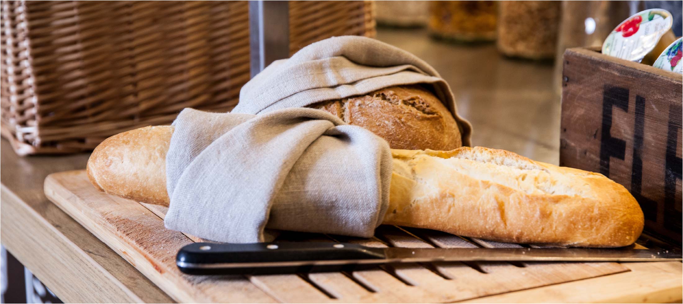 frisches brot und Baguette im urban market ibis Hotels Foodagentur Food and co by baum und garten