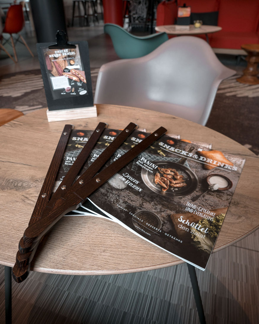 speisekarten+baraufsteller Snacks Speisekartenhalter aus Holz im ibis Hotel Frankfurt